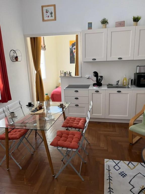 HENRI CAMILLE REAL ESTATE Florida 2 bedrooms close center, Cannes