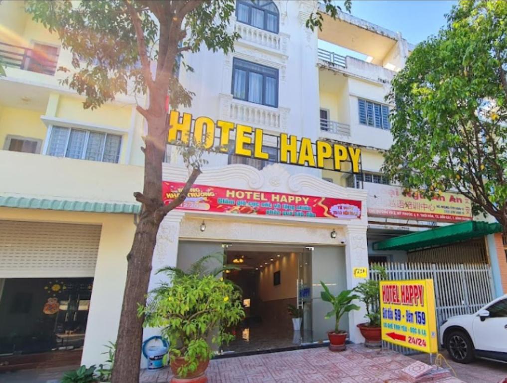 un joyeux signe de l'hôtel devant un bâtiment dans l'établissement Happy 2 Hotel Bình Dương, à Bến Cát