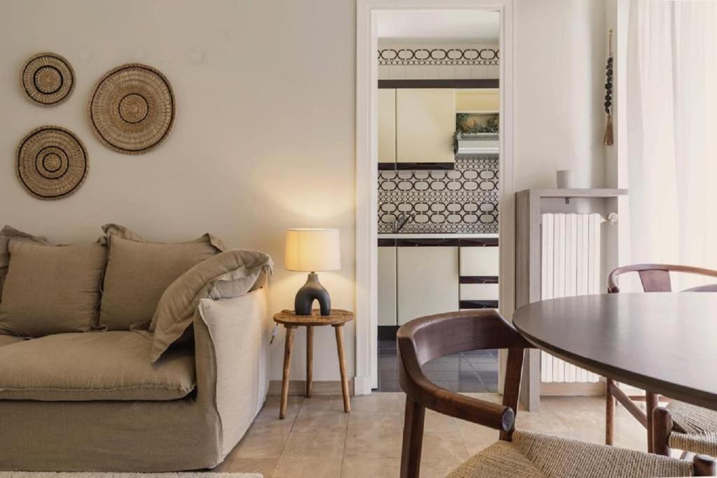 un salon avec un canapé et une table dans l'établissement LE LINDOS T2 PROCHE PLAGES, à Antibes