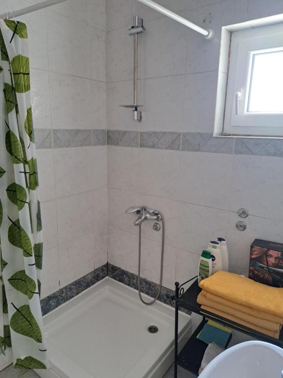 uma casa de banho com banheira e chuveiro em L&M 2 Apartman em Bijeljina