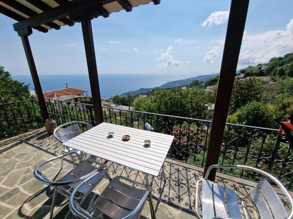 d'une table et de chaises blanches sur un balcon. dans l'établissement Guest House Pafili, à Zagora
