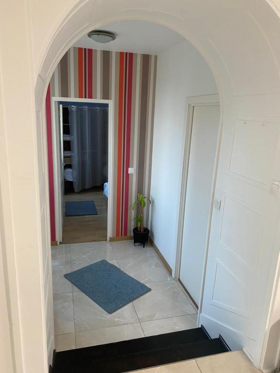 un arco que conduce a una habitación con pasillo en Au cœur de Chessy, en Chessy