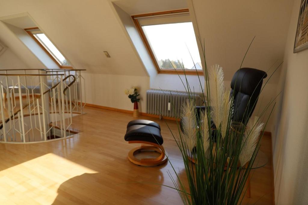 - un salon avec deux chaises et un escalier dans l'établissement Haus Deichgraf Whg 12, à Grömitz