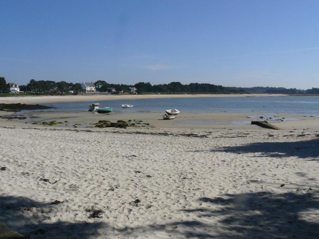 a beach with boats on the sand and water at Sauvagere, studio à Carnac in Carnac