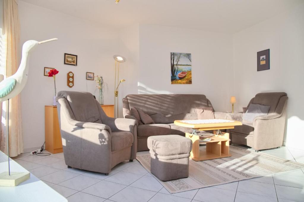 Sala de estar con 2 sofás y mesa en Grömitz- Center I App 540 inkl WLAN, en Grömitz