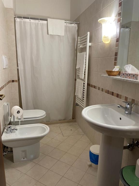 łazienka z umywalką, toaletą i prysznicem w obiekcie Hotel AB Baretta w mieście Legnaro