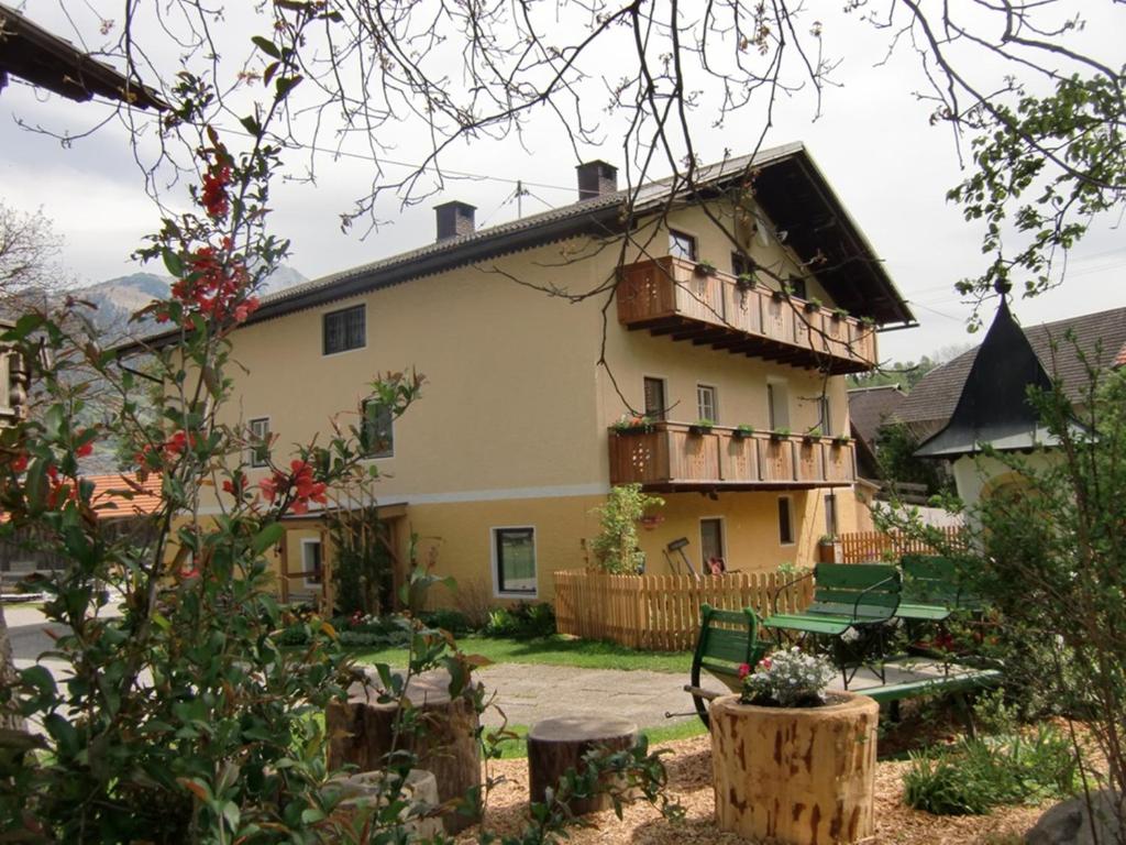 デラッハにあるFerienhof Sturmのバルコニー付きの家、中庭にベンチがあります。