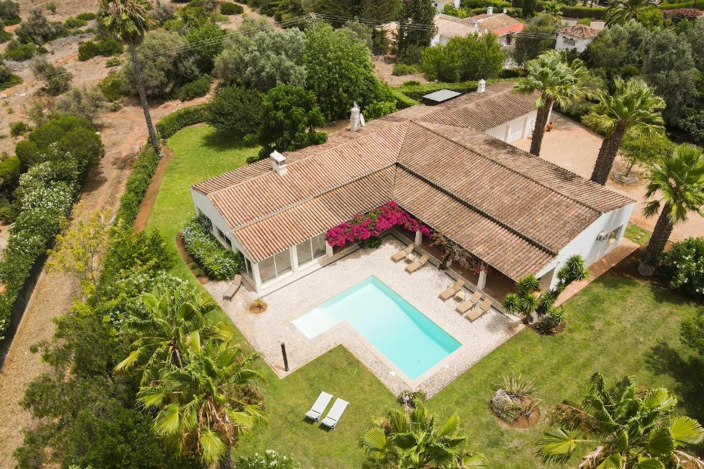 Mexilhoeira Grande的住宿－Villa Jardim do Paraiso，享有带游泳池的房屋的空中景致
