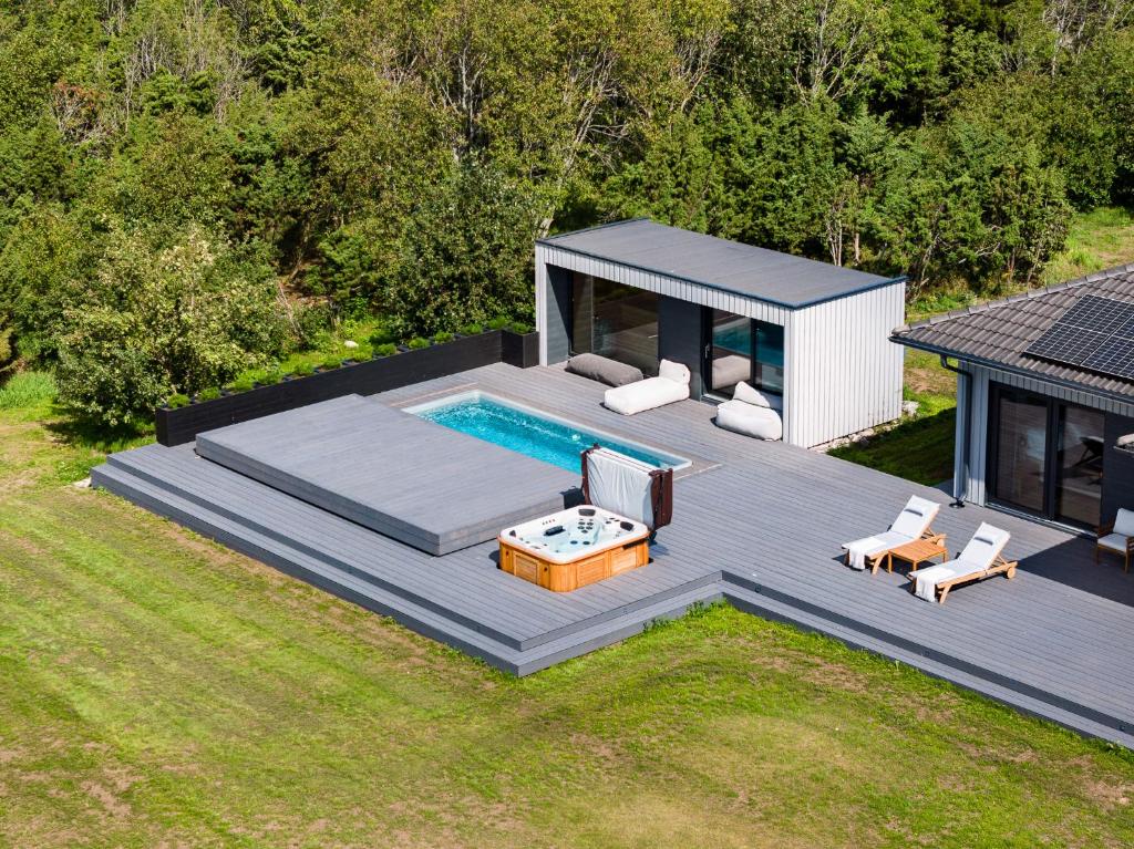 uma vista superior de um quintal com uma piscina e uma casa em Serenity Villa em Rokhuneme