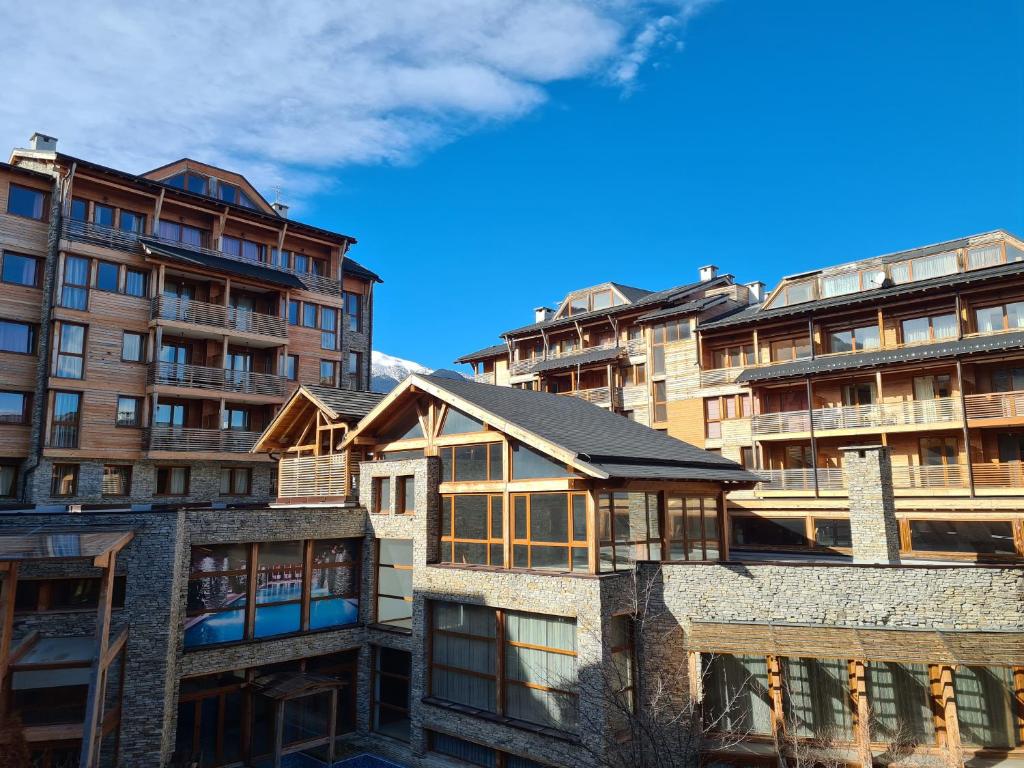 eine Gruppe großer Gebäude in einer Stadt in der Unterkunft Four Seasons Apartment Bansko in Bansko
