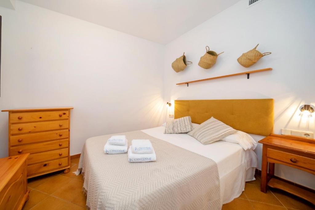 Postel nebo postele na pokoji v ubytování 21 Sleeps Private Pool Villa & BBQ Near Barcelona