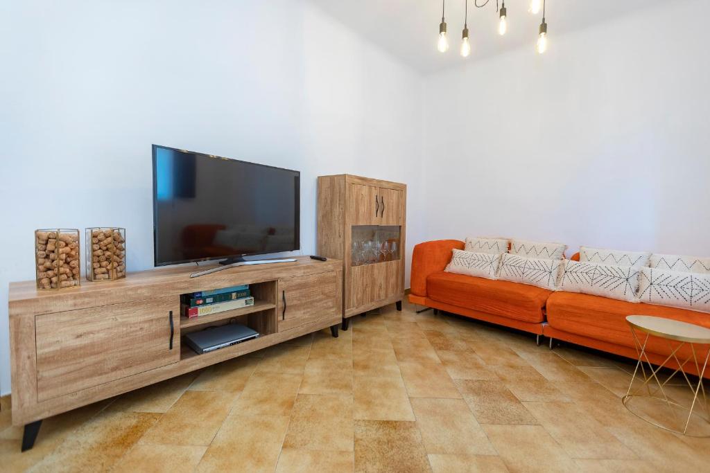 TV a/nebo společenská místnost v ubytování 21 Sleeps Private Pool Villa & BBQ Near Barcelona