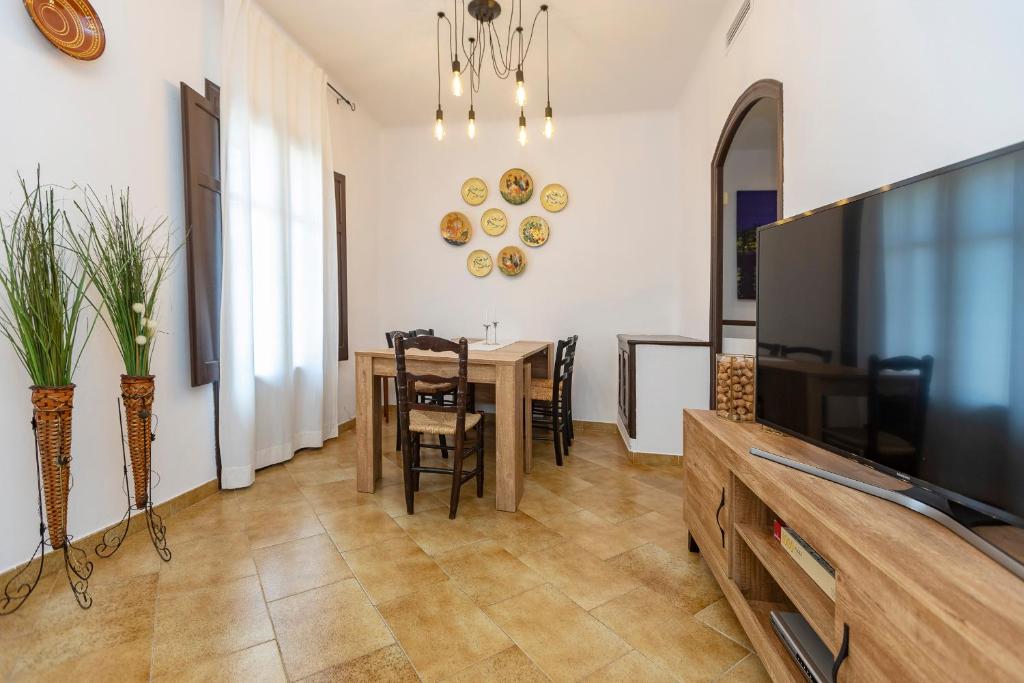 TV a/nebo společenská místnost v ubytování 21 Sleeps Private Pool Villa & BBQ Near Barcelona