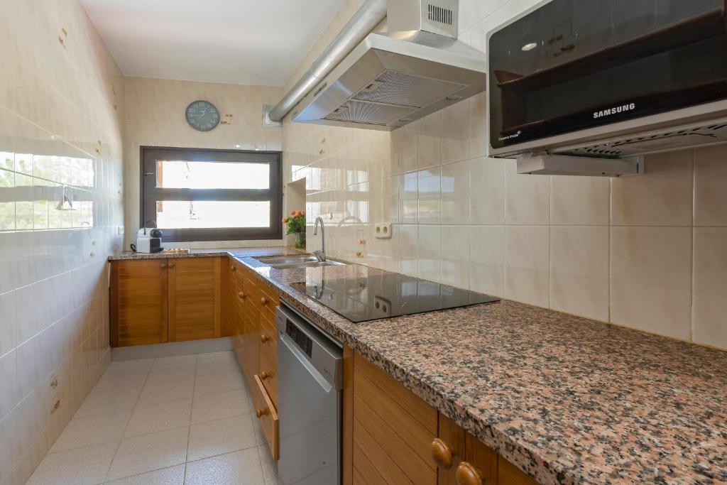 Kuchyň nebo kuchyňský kout v ubytování 21 Sleeps Private Pool Villa & BBQ Near Barcelona