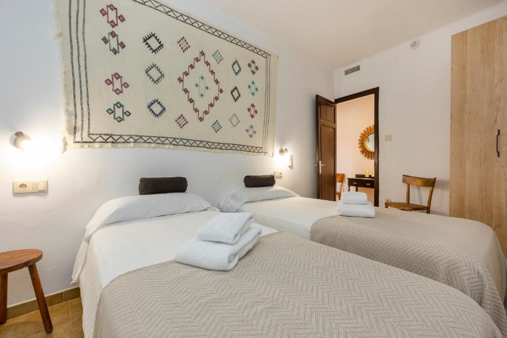 Postel nebo postele na pokoji v ubytování 21 Sleeps Private Pool Villa & BBQ Near Barcelona