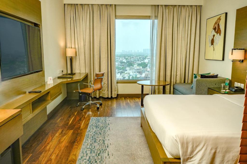 TV a/nebo společenská místnost v ubytování Courtyard by Marriott Gurugram Downtown