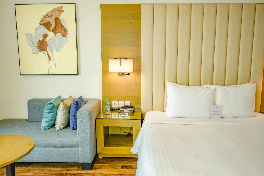 Postel nebo postele na pokoji v ubytování Courtyard by Marriott Gurugram Downtown