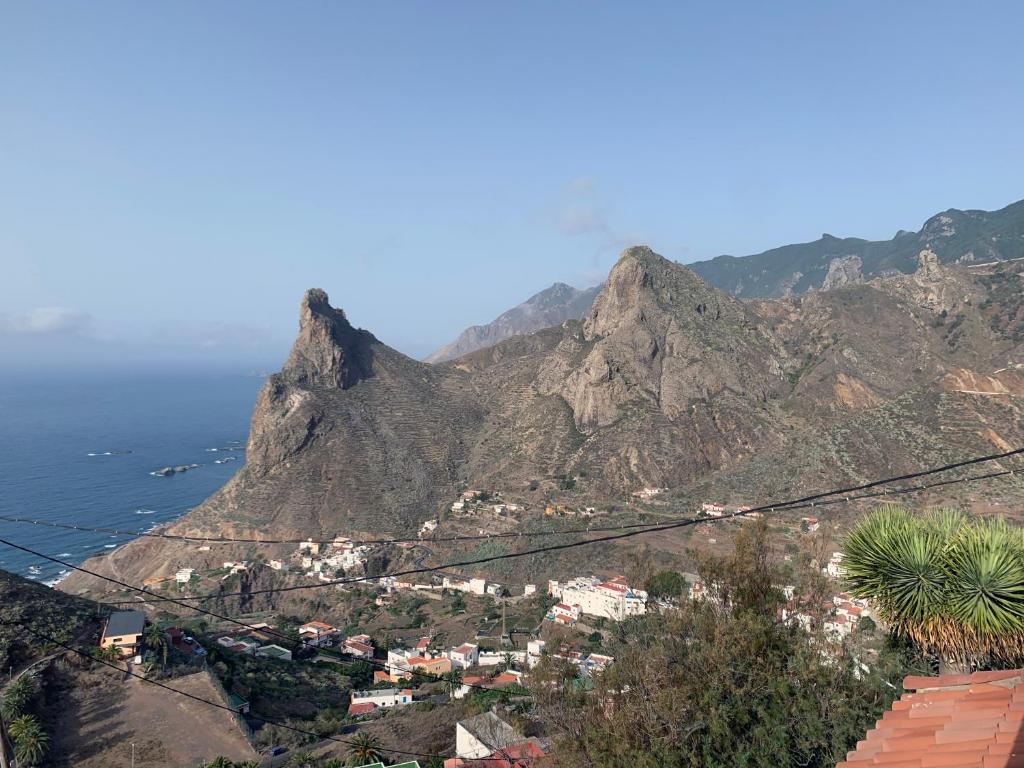 uma vista para uma montanha com uma cidade e o oceano em CASA RURAL CANARIA HOMBRE DE PALO em Santa Cruz de Tenerife