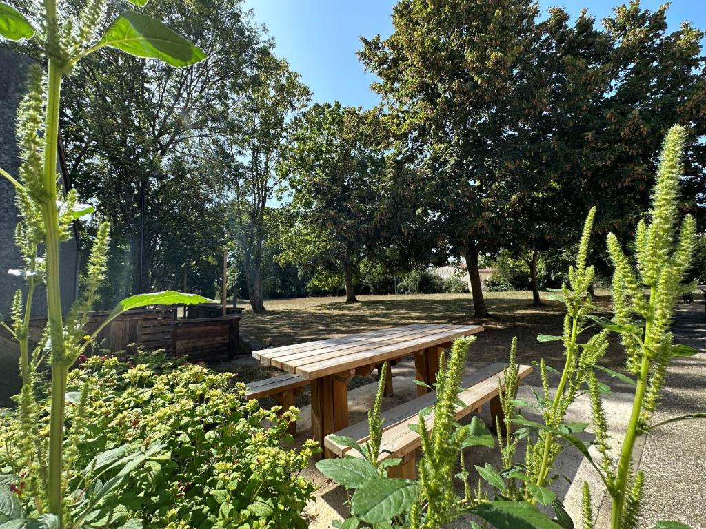 Ogród w obiekcie Auberge de jeunesse HI Poitiers