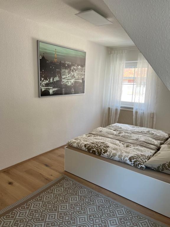 een slaapkamer met een bed en een raam bij Lana in Freudenstadt