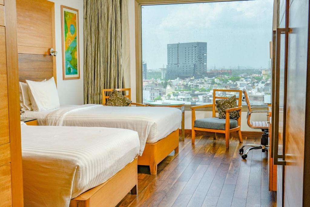 Postel nebo postele na pokoji v ubytování Courtyard by Marriott Gurugram Downtown
