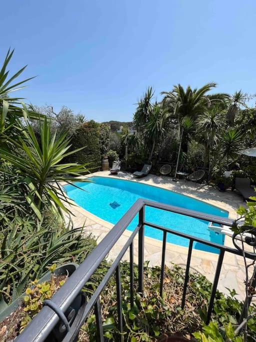 d'un balcon avec vue sur la piscine. dans l'établissement Villa French Riviera, à Vallauris