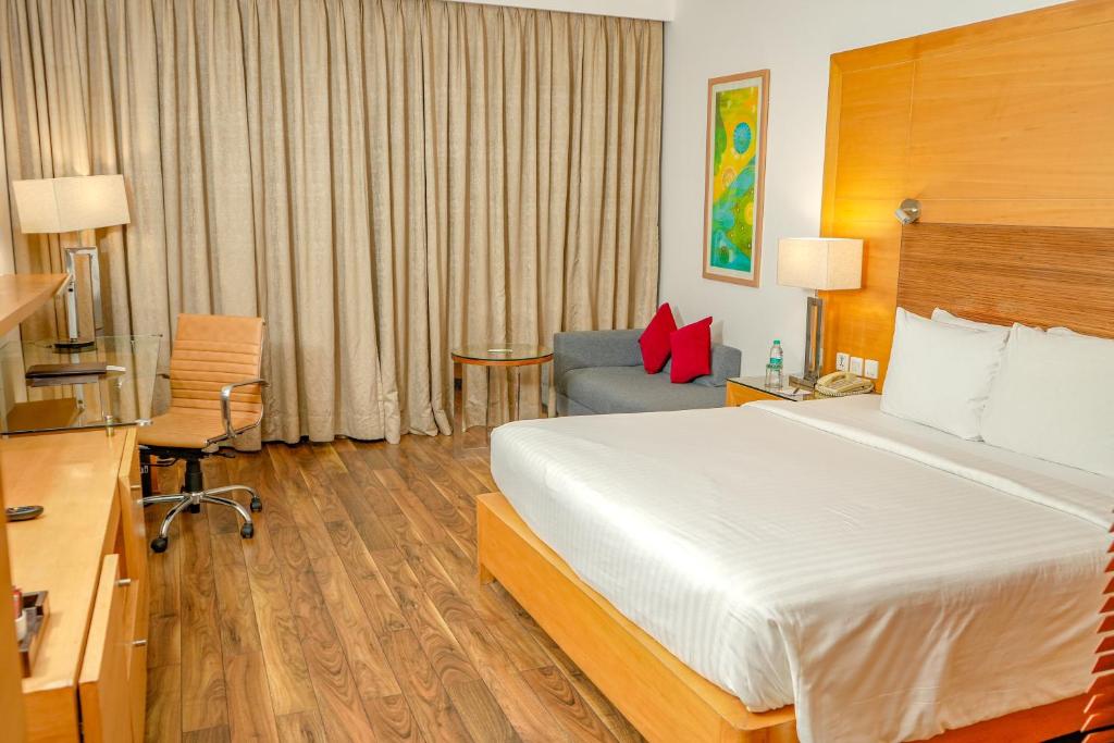 Postel nebo postele na pokoji v ubytování Courtyard by Marriott Gurugram Downtown