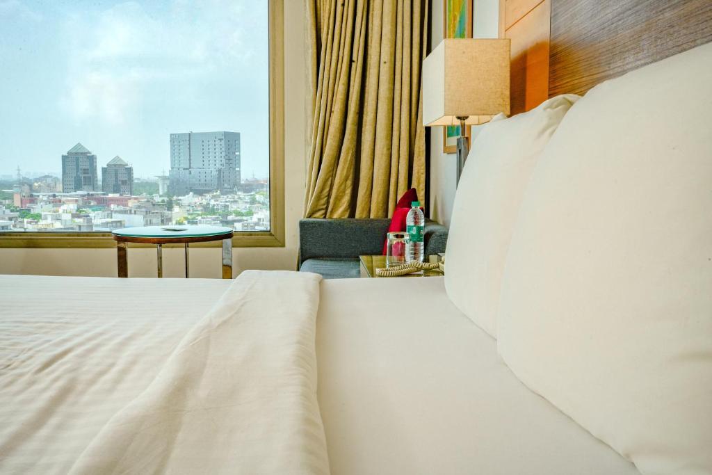 Postel nebo postele na pokoji v ubytování Courtyard by Marriott Gurugram Downtown