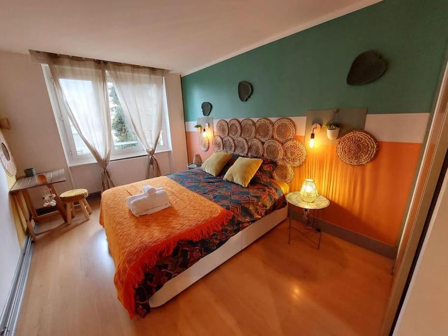 1 dormitorio con 1 cama grande en una habitación en Le Turenne, centre-ville Belfort, en Belfort