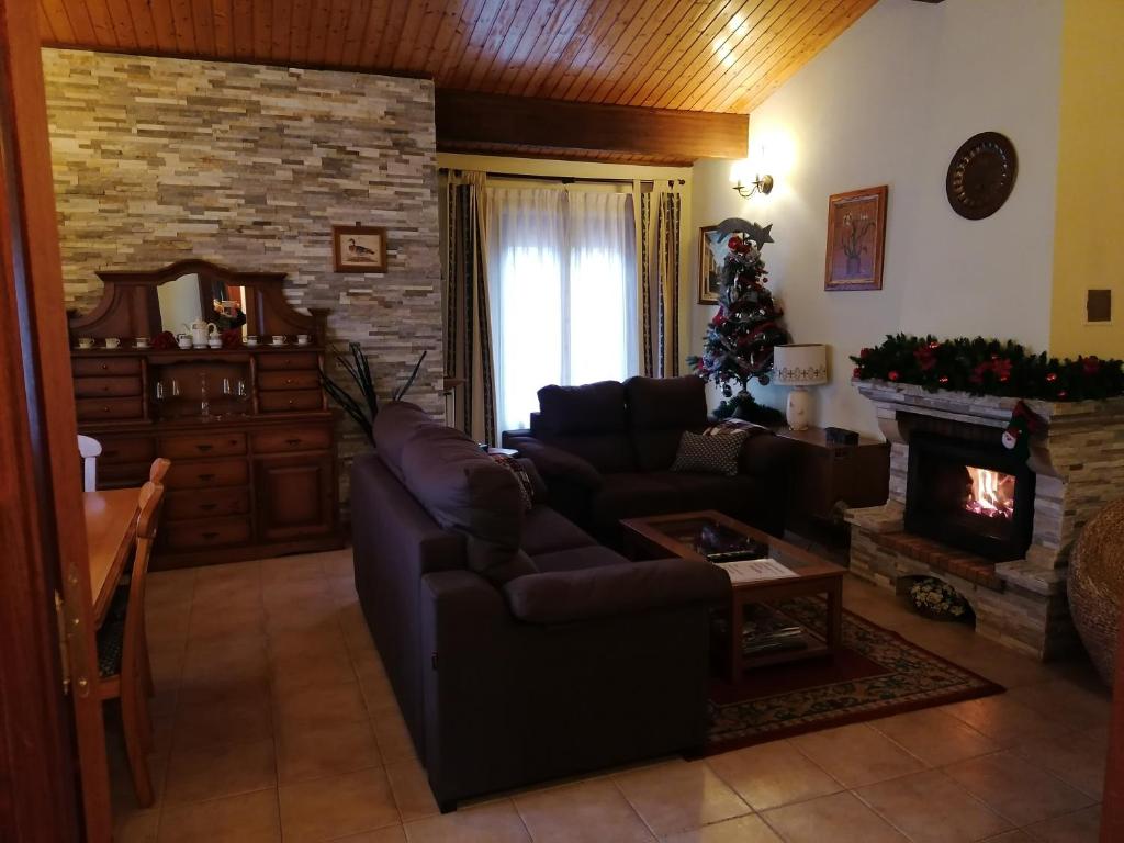 een woonkamer met een bank en een kerstboom bij Saleros in Navarrete