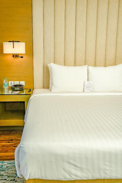 Postel nebo postele na pokoji v ubytování Courtyard by Marriott Gurugram Downtown
