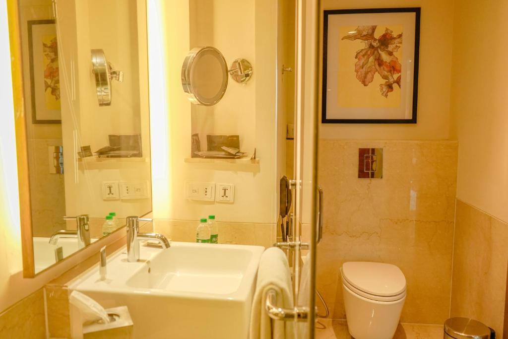 Koupelna v ubytování Courtyard by Marriott Gurugram Downtown