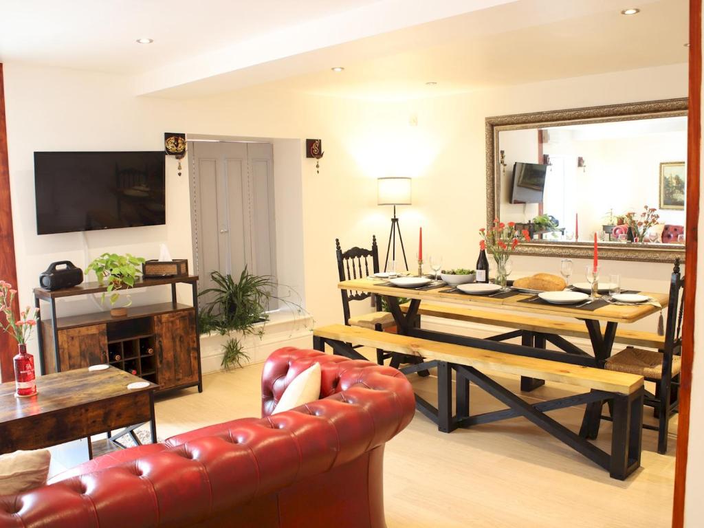 sala de estar con mesa y sofá en Pass the Keys Heart of Llandovery Large 4BR Apartment For 9, en Llandovery