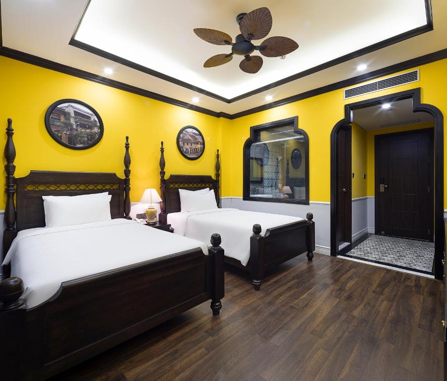 Giường trong phòng chung tại Charming beauty hotel