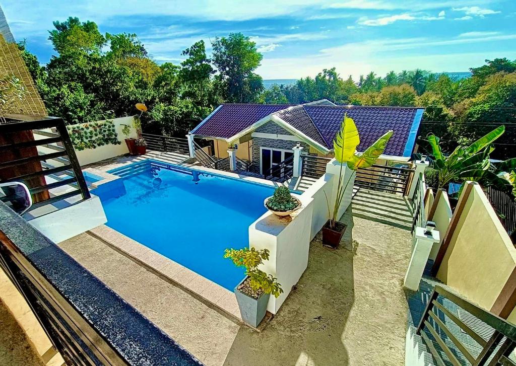 ein Bild eines Swimmingpools mit einem Haus in der Unterkunft Charls Place - Private Villa with Pool for up to 20pax in Sablayan