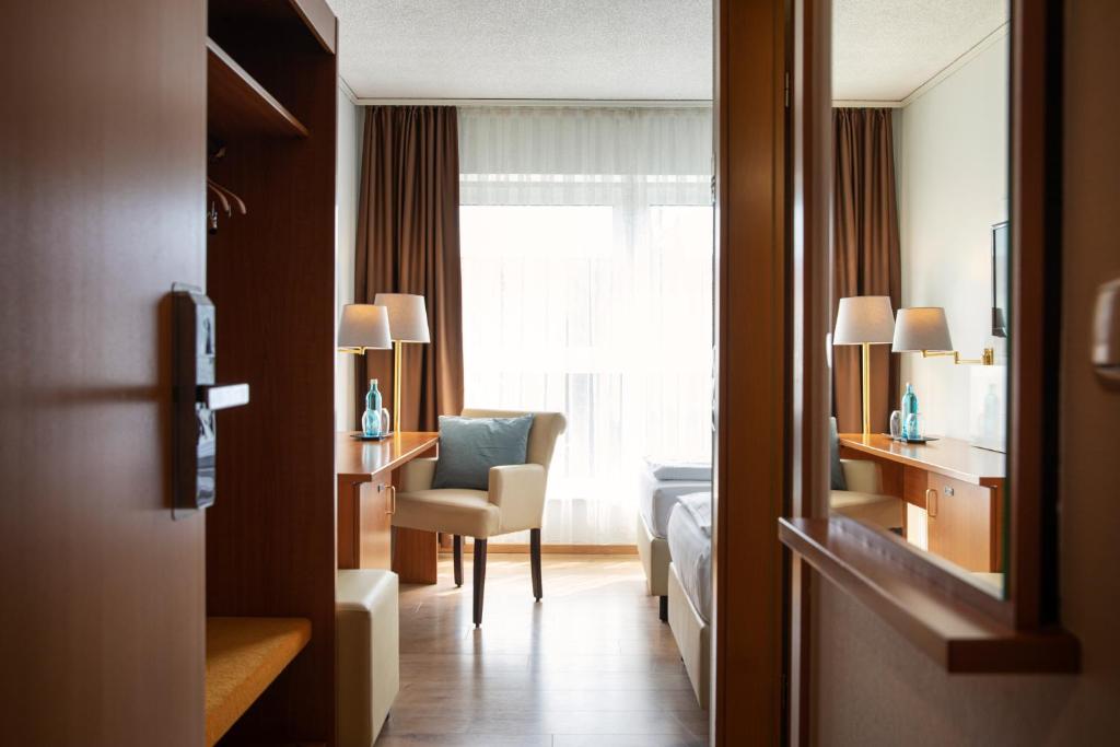 Postel nebo postele na pokoji v ubytování ACHAT Hotel Frankfurt Maintal