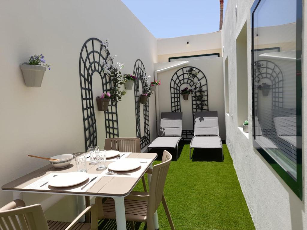 Bungalow Paseo del Mar PLAYA ROCA Residence sea front access Free AC Wifi, Costa Teguise