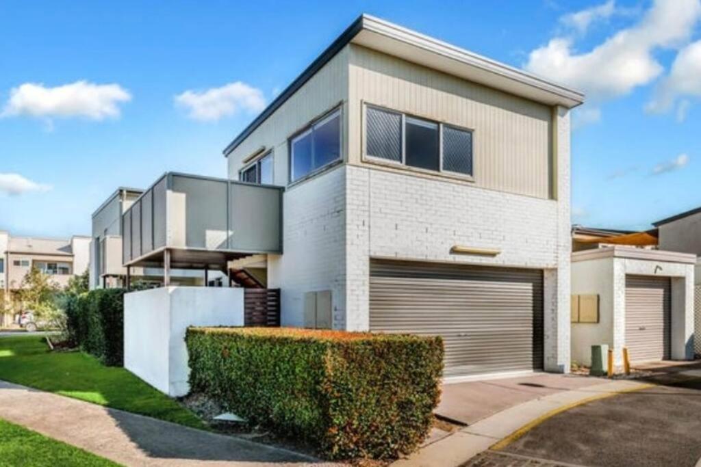 une grande maison blanche avec un garage dans l'établissement Self contained guest house - sleeps 4, à Gold Coast