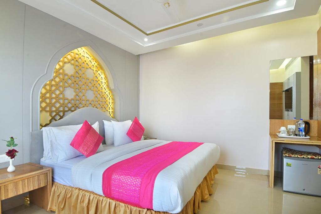 Postel nebo postele na pokoji v ubytování Hotel Gold Palace - 03 Mins Walk From New Delhi Railway Station