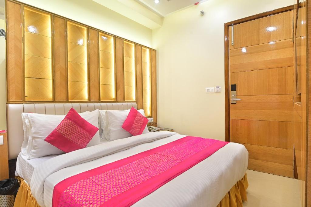Postel nebo postele na pokoji v ubytování Hotel Gold Palace - 03 Mins Walk From New Delhi Railway Station