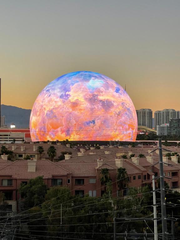 un objeto grande está sobrevolando una ciudad en Modern Oasis Steps Away from the Las Vegas Strip, en Las Vegas
