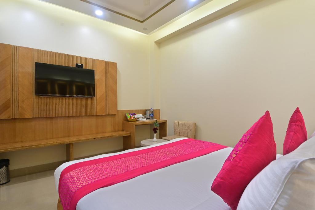 Postel nebo postele na pokoji v ubytování Hotel Gold Palace - 03 Mins Walk From New Delhi Railway Station