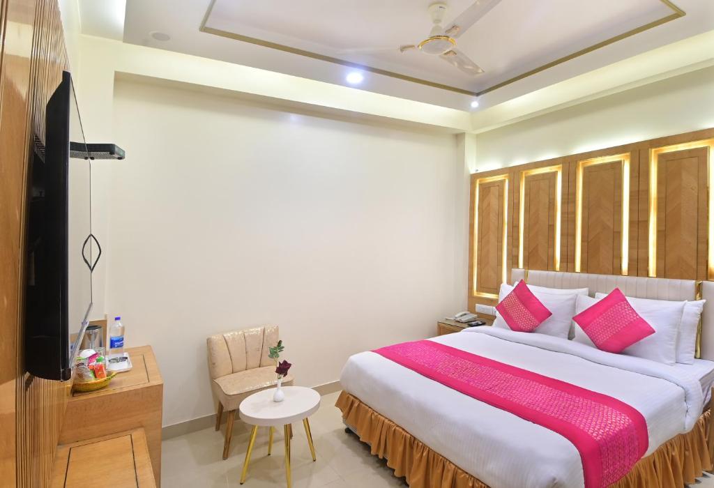 Postel nebo postele na pokoji v ubytování Hotel Gold Palace - 03 Mins Walk From New Delhi Railway Station