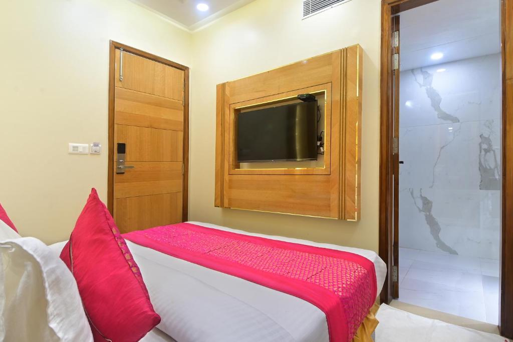 Postel nebo postele na pokoji v ubytování Hotel Gold Palace - 03 Mins Walk From New Delhi Railway Station