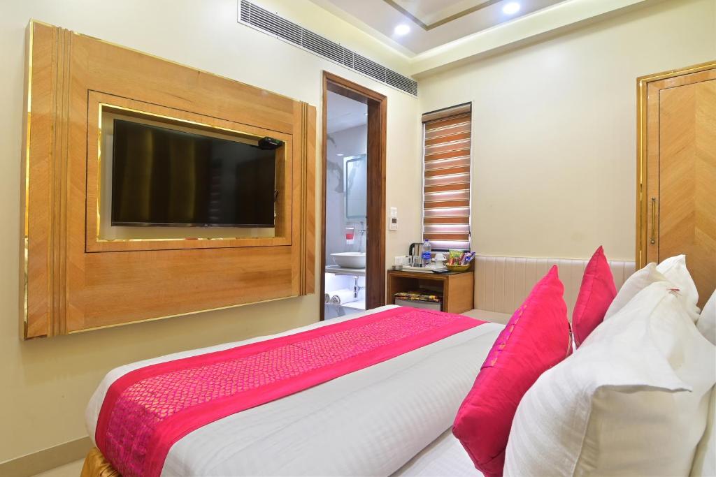 Postel nebo postele na pokoji v ubytování Hotel Gold Palace - 03 Mins Walk From New Delhi Railway Station