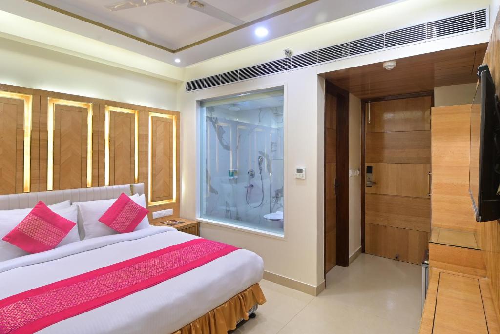 Postel nebo postele na pokoji v ubytování Hotel Gold Palace - 03 Mins Walk From New Delhi Railway Station