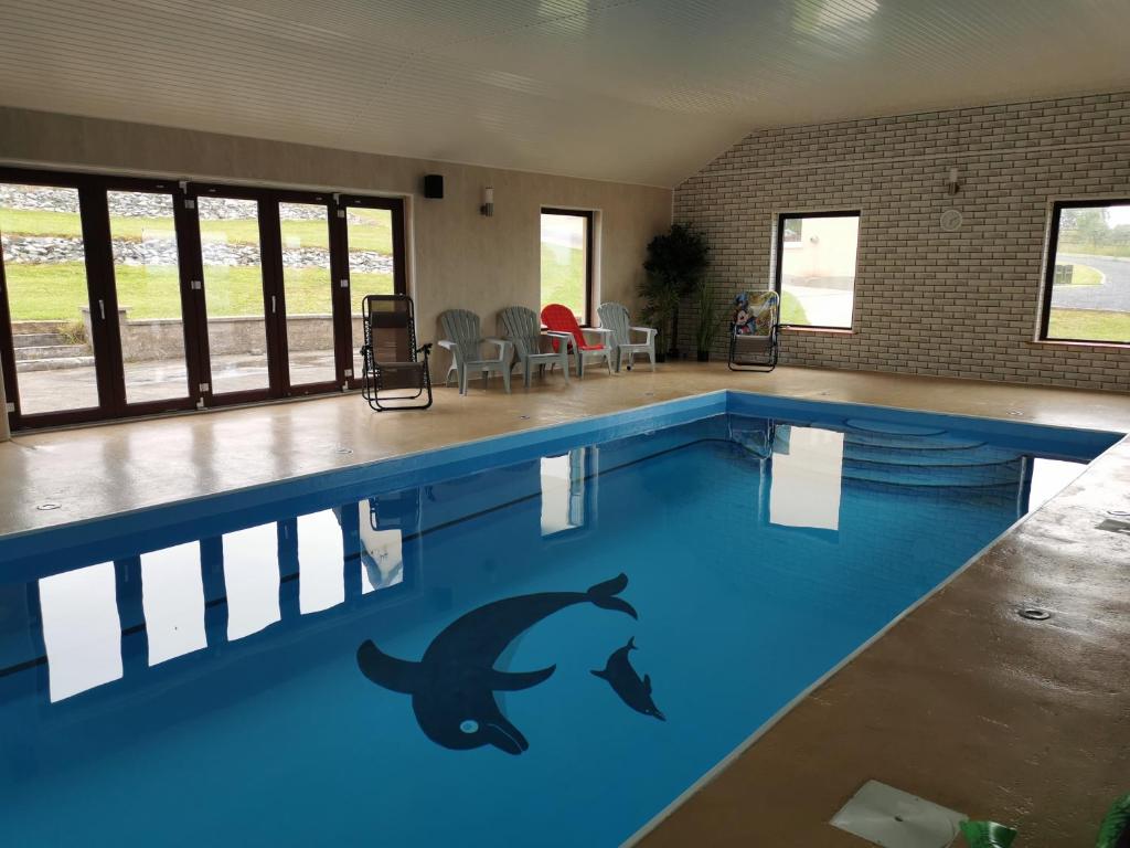 uma piscina com golfinhos pintados no chão em Apartment with Private Pool Sleeps 5 em Mitchelstown