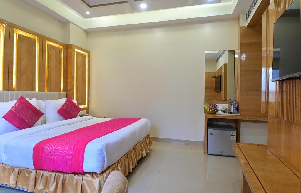 Postel nebo postele na pokoji v ubytování Hotel Gold Palace - 03 Mins Walk From New Delhi Railway Station