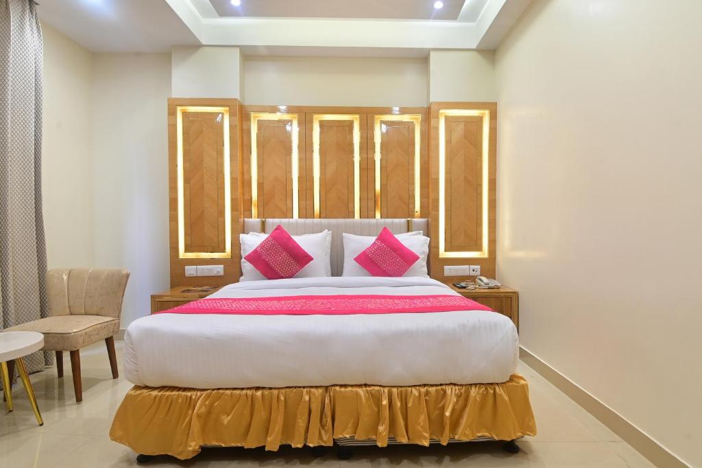 Postel nebo postele na pokoji v ubytování Hotel Gold Palace - 03 Mins Walk From New Delhi Railway Station