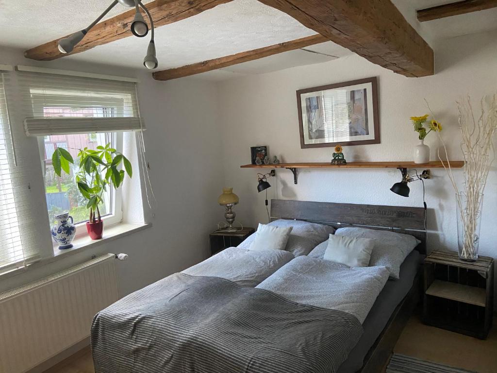 1 dormitorio con 2 camas y ventana en Ferienwohnung am Brunnenplatz, en Bad Sooden-Allendorf